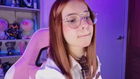 Snapshot of emilykarterr chatting on 24, 11, 2025 VALEEEN online show from 24, 11, 2025