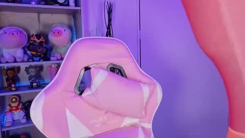 Snapshot of emilykarterr chatting on 28, 11, 2025 VALEEEN online show from 28, 11, 2025