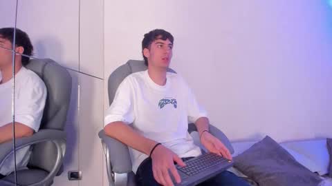 Snapshot of emir_ozan chatting on 21, 11, 2025 emir_ozan online show from 21, 11, 2025