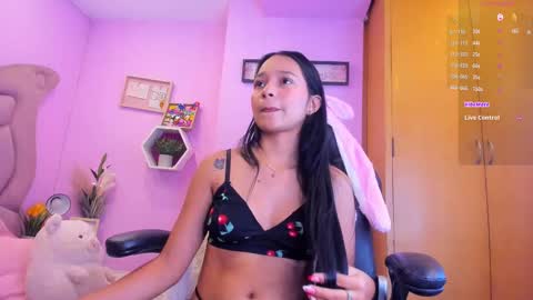 Snapshot of emma_anturin chatting on 8, 10, 2025 Emma Anturin online show from 8, 10, 2025