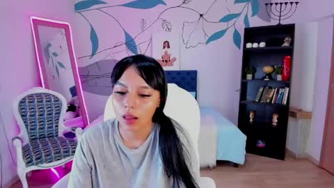 emma_rouxx online show from 13, 4, 2026