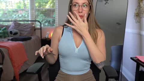 Snapshot of emma_ruby chatting on 5, 12, 2024 Emma Ruby online show from 5, 12, 2024