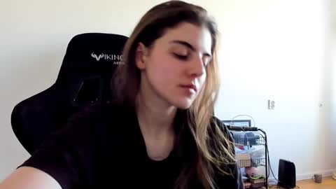 Snapshot of emmamon chatting on 7, 10, 2025 Emma online show from 7, 10, 2025