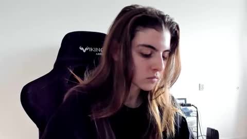 Snapshot of emmamon chatting on 13, 10, 2025 Emma online show from 13, 10, 2025