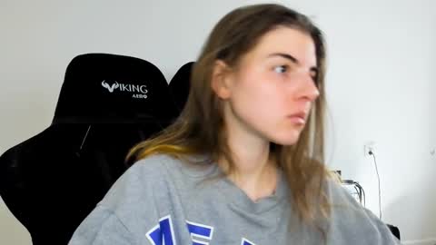 Snapshot of emmamon chatting on 13, 11, 2025 Emma online show from 13, 11, 2025