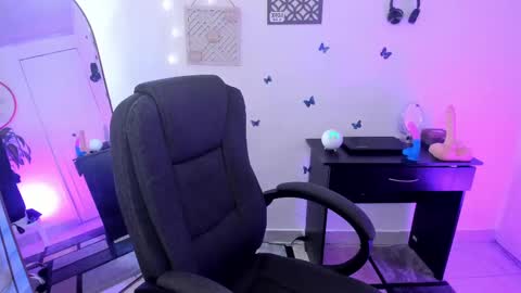 Snapshot of emmax_x chatting on 22, 1, 2025 EMMA online show from 22, 1, 2025