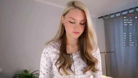 Snapshot of emmiemurray chatting on 16, 12, 2025 Aurora online show from 16, 12, 2025