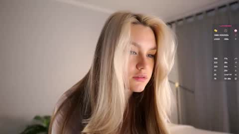 Snapshot of emmiemurray chatting on 23, 12, 2025 Aurora online show from 23, 12, 2025