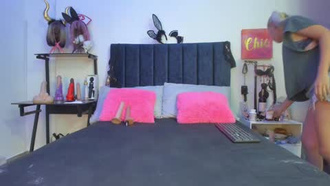 Snapshot of emmily_giraldo chatting on 28, 12, 2024 online show from 28, 12, 2024