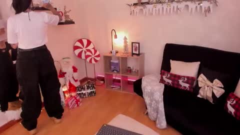 Emmy Evans  online show from 19, 12, 2025