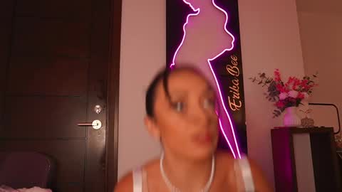Snapshot of erikabee chatting on 9, 10, 2025 Venus Skye online show from 9, 10, 2025