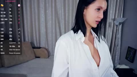 Snapshot of erlinefairall chatting on 16, 11, 2025 Erline and Monica online show from 16, 11, 2025