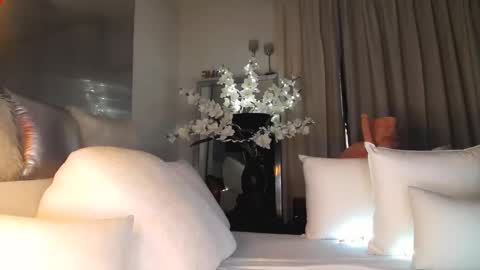 Snapshot of eskeira_ chatting on 10, 10, 2025 Esther online show from 10, 10, 2025