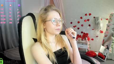 Snapshot of esme_runn chatting on 5, 5, 2026 Esme Runn online show from 5, 5, 2026