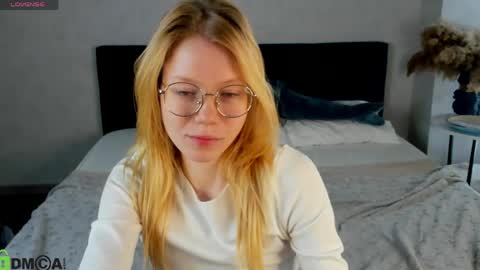 Snapshot of esme_runn chatting on 13, 5, 2026 Esme Runn online show from 13, 5, 2026