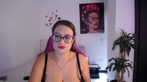 Esmeralda online show from 5, 4, 2026