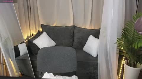 Snapshot of essensual_ chatting on 30, 4, 2026 Ava online show from 30, 4, 2026