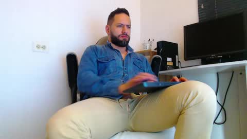 Snapshot of esteban7984068 chatting on 2, 5, 2026 esteban online show from 2, 5, 2026