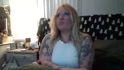 Snapshot of euphoric_desires_pillowtalk chatting on 21, 2, 2025 Hunter and Linzzy online show from 21, 2, 2025