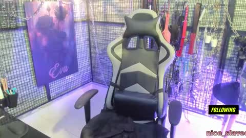 EVA INDEPENDENT MODEL online show from 10, 9, 2025