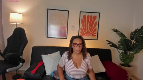 Snapshot of evaa_mills chatting on 11, 5, 2026 Eva online show from 11, 5, 2026