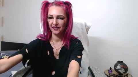 Snapshot of evadesireone chatting on 31, 10, 2025 EvadesireONE online show from 31, 10, 2025