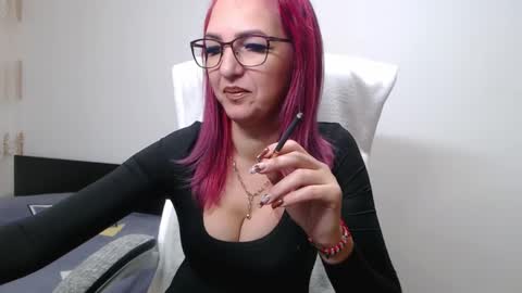 Snapshot of evadesireone chatting on 9, 11, 2025 EvadesireONE online show from 9, 11, 2025