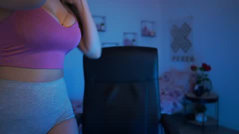 Snapshot of evelyncage_ chatting on 2, 2, 2025 evelyncage_ online show from 2, 2, 2025