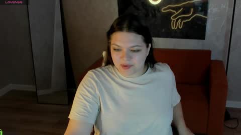 Evelyne Loo online show from 27, 4, 2026