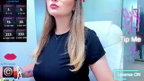Snapshot of evelyne_rose chatting on 5, 7, 2026 evelyne_rose online show from 5, 7, 2026