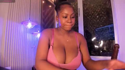 Snapshot of evelynzoe chatting on 8, 10, 2025 EvelynZoee online show from 8, 10, 2025