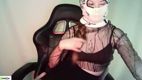 Snapshot of evie_muna chatting on 19, 5, 2026 Renesme White Im here from Monday to Friday online show from 19, 5, 2026