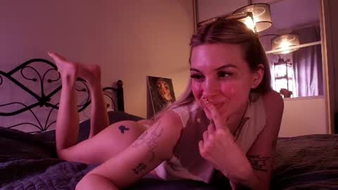 Snapshot of eziliz chatting on 4, 7, 2026 call me Princess online show from 4, 7, 2026
