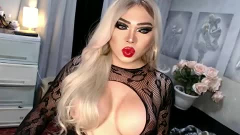 Snapshot of fascinating_ts_vana chatting on 5, 7, 2026 vana online show from 5, 7, 2026