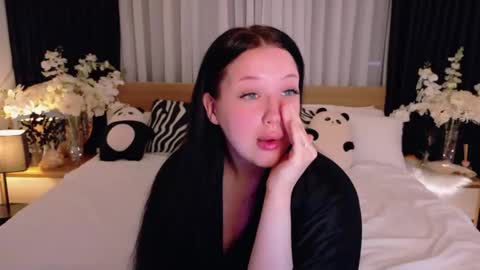 Felicia Herceg online show from 13, 11, 2025