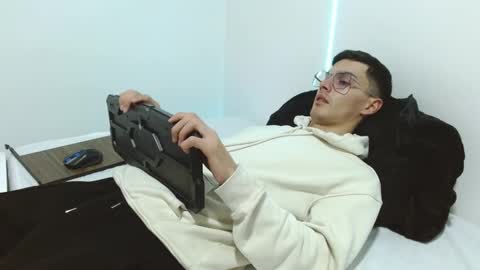 Snapshot of fenixtream chatting on 4, 1, 2025 FeniXtream online show from 4, 1, 2025