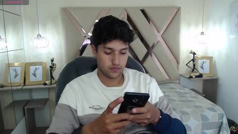 Snapshot of ferphoenix_ chatting on 12, 1, 2025 FER PHOENIX online show from 12, 1, 2025
