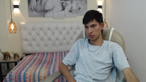 Snapshot of ferphoenix_ chatting on 4, 2, 2025 FER PHOENIX online show from 4, 2, 2025