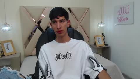 Snapshot of ferphoenix_ chatting on 9, 3, 2025 FER PHOENIX online show from 9, 3, 2025