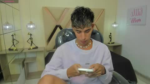 Snapshot of ferphoenix_ chatting on 8, 10, 2025 FER PHOENIX online show from 8, 10, 2025