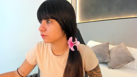 Snapshot of fiorella18_ chatting on 27, 11, 2025 F I O R E L L A online show from 27, 11, 2025