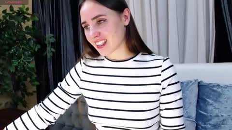 Snapshot of flouvet chatting on 9, 11, 2025 Flouvet online show from 9, 11, 2025