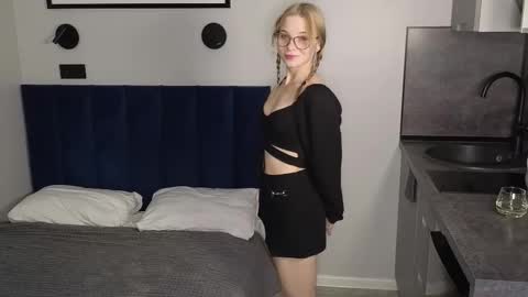 Snapshot of flower_princess3 chatting on 17, 10, 2025 Dolly online show from 17, 10, 2025