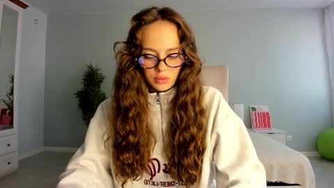 Snapshot of fox_beauty chatting on 17, 9, 2025 Kira online show from 17, 9, 2025