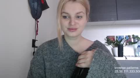 Snapshot of foxfrromearth chatting on 23, 10, 2025 i am your baby Alien online show from 23, 10, 2025