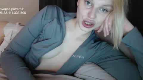 Snapshot of foxfrromearth chatting on 13, 11, 2025 i am your baby Alien online show from 13, 11, 2025