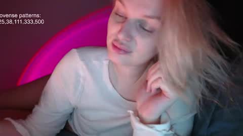 Snapshot of foxfrromearth chatting on 25, 11, 2025 i am your baby Alien online show from 25, 11, 2025