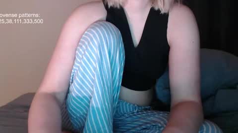 Snapshot of foxfrromearth chatting on 27, 11, 2025 i am your baby Alien online show from 27, 11, 2025