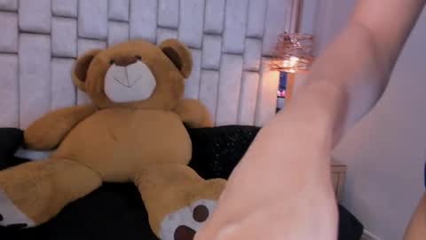 Snapshot of foxxxypink chatting on 27, 5, 2026 fox with 3 xs online show from 27, 5, 2026