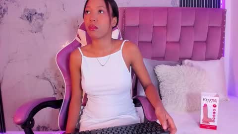 Snapshot of francis_leams chatting on 22, 9, 2025 Laura online show from 22, 9, 2025